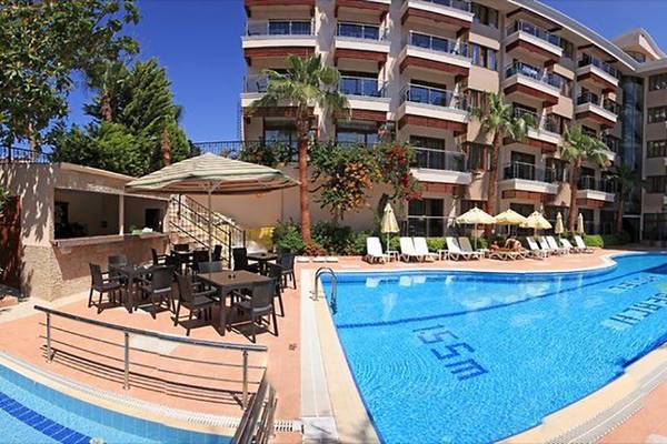 Außenbereich des Sun Beach Park & Spa Hotels mit Swimmingpool, Sonnenliegen und Schirmen.