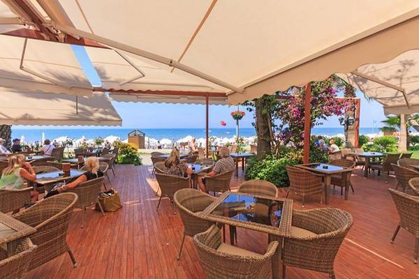 Terrasse im Hotel Sun Beach Park & Spa mit Blick auf das Meer