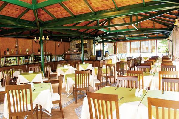 Foto des Innenbereichs eines Restaurants mit Tisch und Stühlen im Hotel Sun Beach Park & Spa