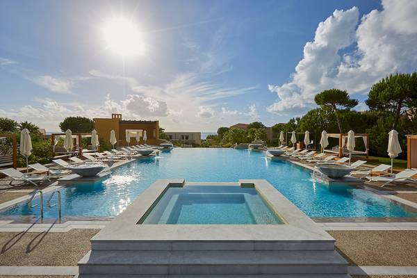 Außenpool des Westin Resorts in Costa Navarino mit Sonnenliegen und Sonnenschirmen