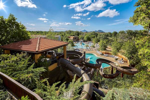 Luftaufnahme des Westin Resorts Costa Navarino mit Wasserrutschen und Swimmingpools