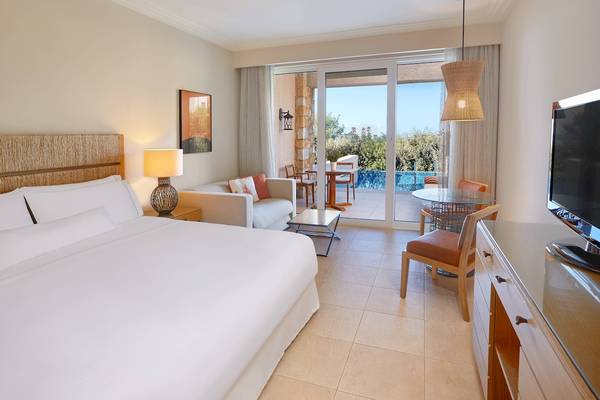 Suite im Westin Resort, Costa Navarino mit offenem Balkon und Swimmingpoolblick.