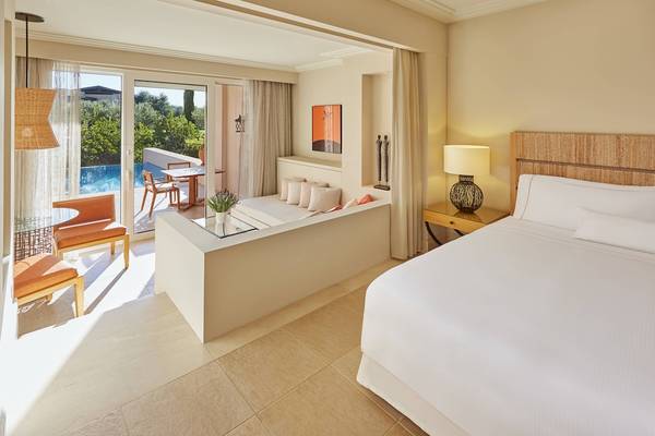 Innenansicht der Suite im Westin Resort, Costa Navarino mit Blick auf den Swimmingpool.