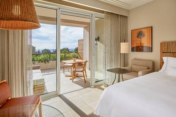 Schlafzimmer mit Terrasse im Westin Resort, Costa Navarino, mit Blick auf die Küste