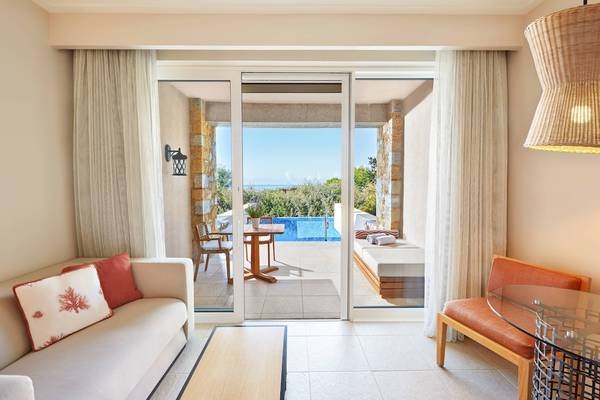 Wohnzimmer im Westin Resort, Costa Navarino mit Blick auf den Pool