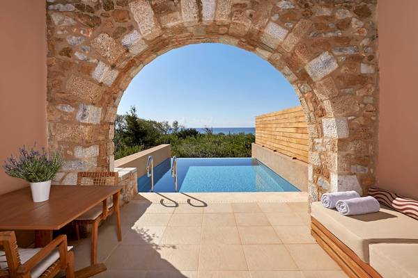 Terrasse des Westin Resorts in Kosta Navarino mit Blick auf den Pool und das Meer.