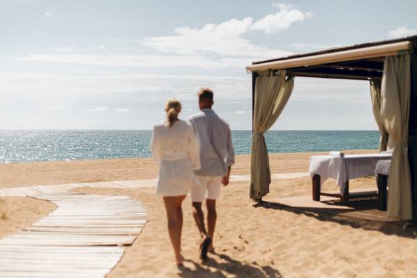 Paar auf dem Strand in Spa-Bereich, The Westin Resort, Costa Navarino