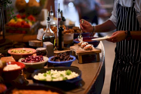 Buffettisch im Westin Resort Costa Navarino mit verschiedenen Speisen und Getränkeflaschen.