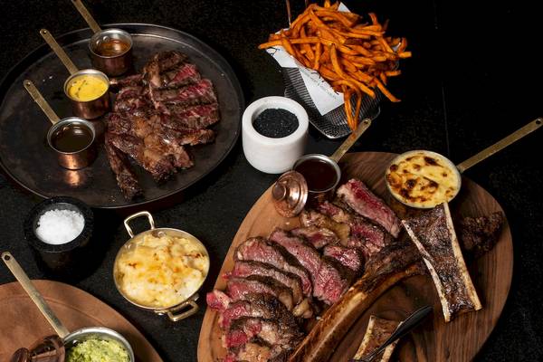 Gegrilltes Steak mit Beilagen im Westin Resort, Costa Navarino