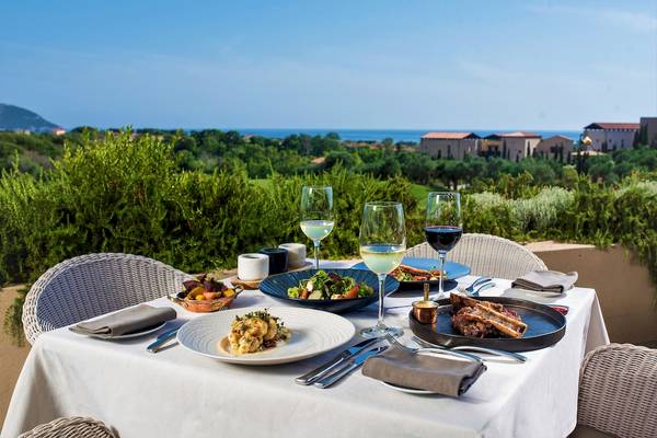 Frühstück auf der Terrasse des Westin Resorts, Costa Navarino mit Blick auf das Meer und die Landschaft.