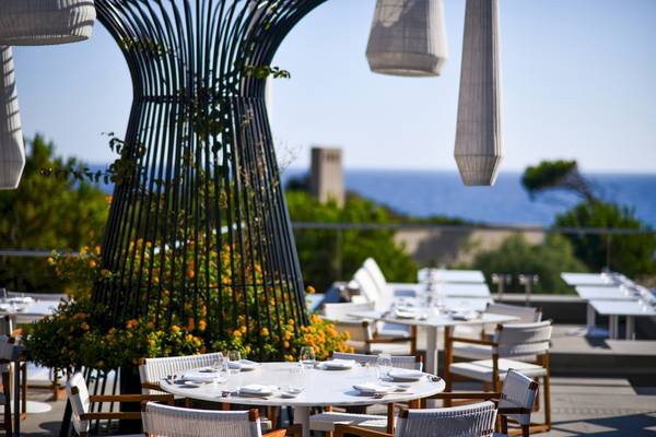 Außenterrasse des Westin Resorts in Costa Navarino mit Blick auf das Meer.