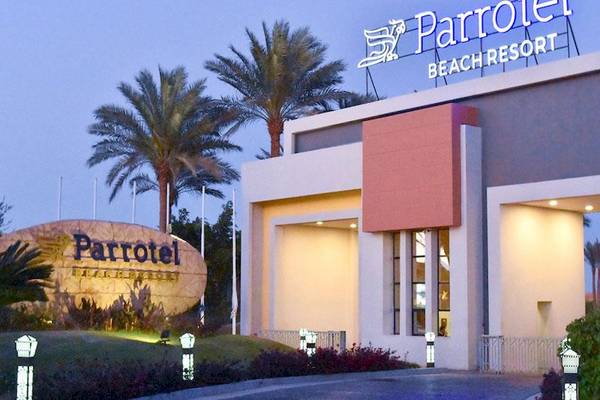 Außenansicht des Parrotel Beach Resort bei Nacht mit Beleuchtung und Palmen