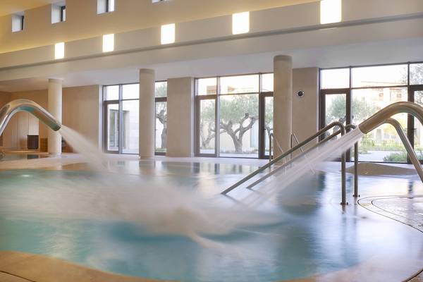 Poolbereich im Westin Resort, Costa Navarino mit Wasserstrahlen