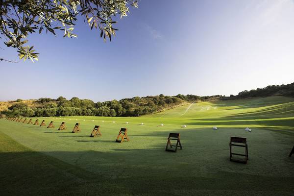 Golfplatz im The Westin Resort, Costa Navarino mit vereinzelten Holzschlägern.