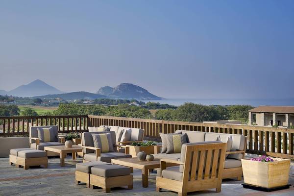 Terrasse im Westin Resort, Costa Navarino mit Blick auf die Berge und das Meer