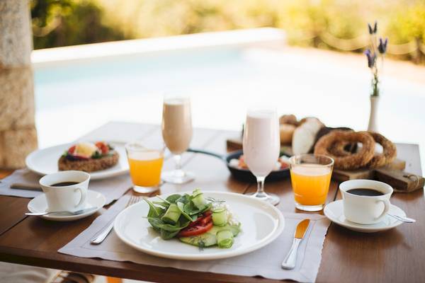 Frühstück am Pool im Westin Resort, Costa Navarino mit Salat, Tomaten und Joghurt.