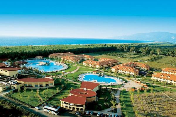 Luftaufnahme des Falkensteiner Club Funimation Garden Calabria mit Swimmingpools und Gebäuden