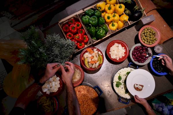 Buffet im Westin Resort, Costa Navarino mit verschiedenen Gerichten und Zutaten wie Gemüse und Käse.