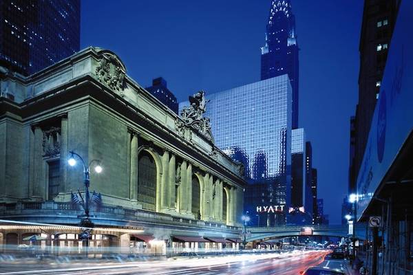 Hyatt Grand Central New York bei Nacht mit Grand Central Terminal und Chrysler Building