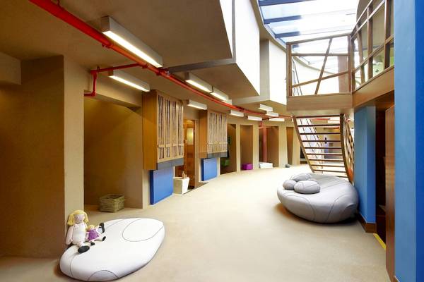 Innenbereich des Westin Resorts Costa Navarino mit Sofas und einer Treppe.