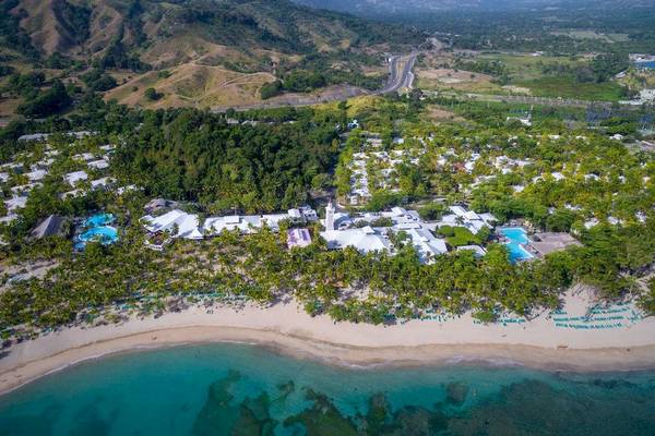 Luftbild des Playabachata Spa Resorts mit Gebäuden und Pools am Strand