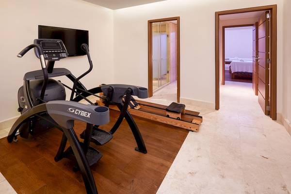 Fitnessraum im Westin Resort, Costa Navarino mit Laufband, Rudergerät und Fernseher.