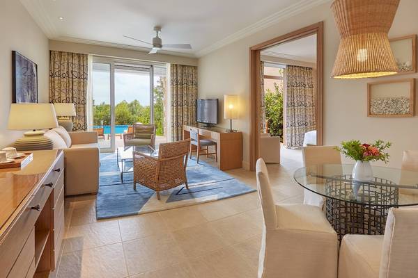 Wohnbereich im Westin Resort, Costa Navarino mit Sofa, Tisch und Fernseher.