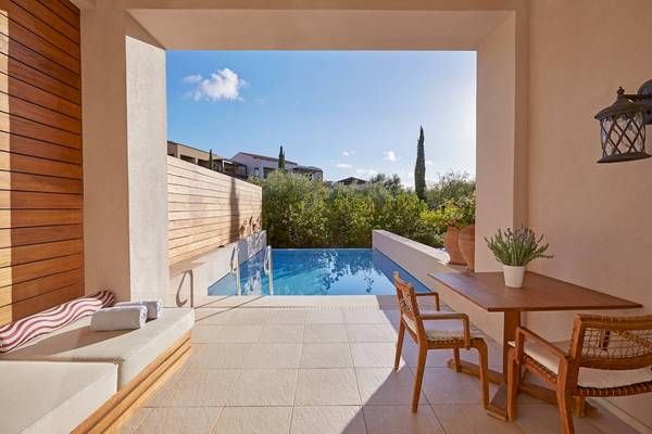 Terrasse mit Sitzplatz und Pool im Westin Resort, Costa Navarino.