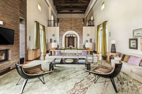 Wohnzimmer im Westin Resort, Costa Navarino mit Kamin, Fernseher und Möbeln.