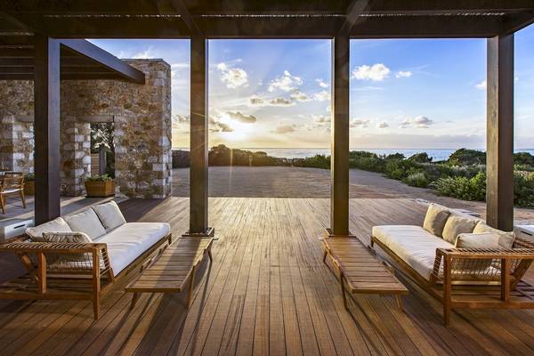 Holzterrasse mit Meerblick im Westin Resort, Costa Navarino.