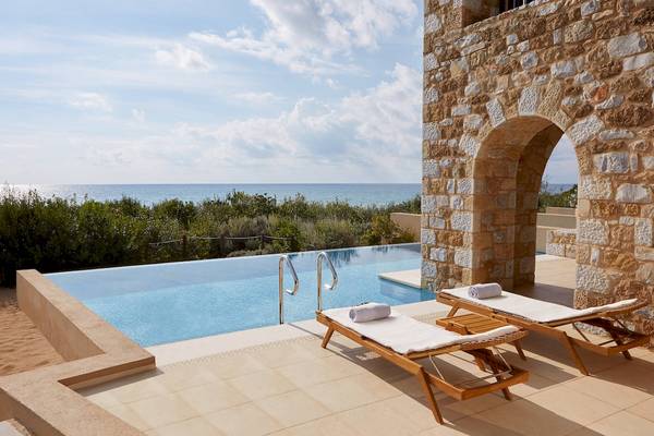Außenpool des Westin Resorts in Costa Navarino mit Blick auf das Meer