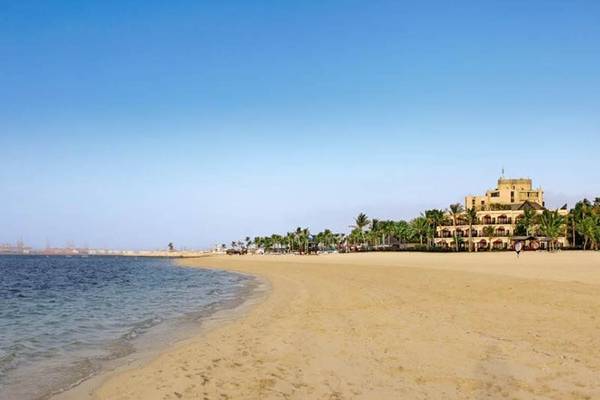 Strand mit Blick auf das JA Palm Tree Court Hotel am Meer