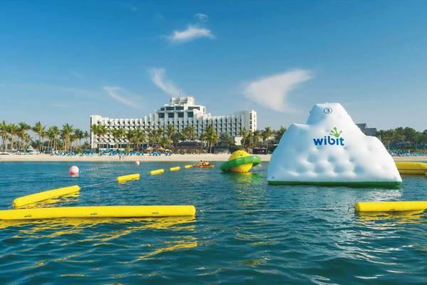 Wasserpark am Strand mit JA Palm Tree Court Hotel im Hintergrund