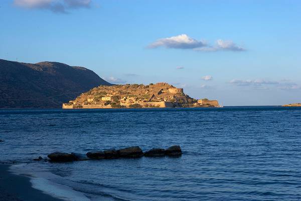 Hotel Domes of Elounda, Autograph Collection von der Seeseite aus gesehen