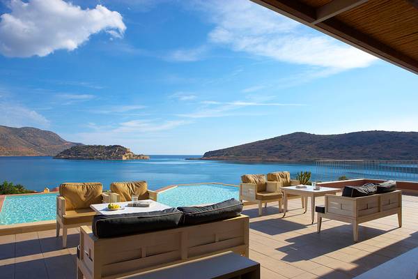 Terrasse mit Meerblick im Domes of Elounda, Autograph Collection Hotel.