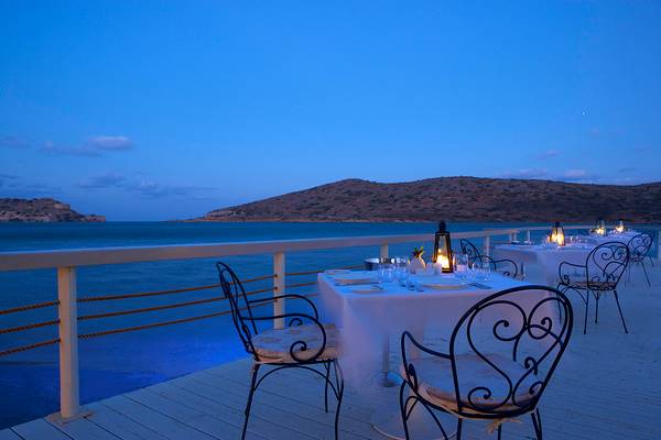 Abendessen auf der Terrasse des Domes of Elounda, Autograph Collection mit Blick auf das Meer.