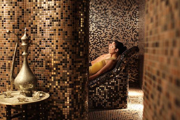 Ein Paar entspannt sich in der Sauna des Domes of Elounda, Autograph Collection Hotel.