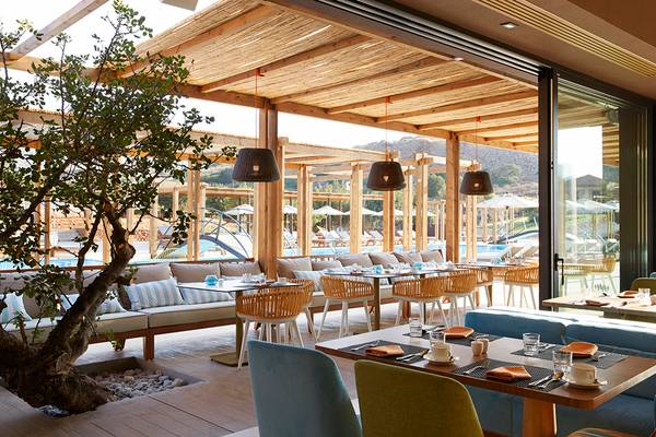 Restaurant im Domes of Elounda, Autograph Collection mit Blick auf den Pool.