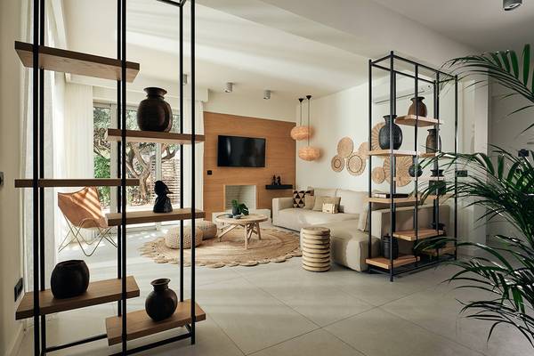 Wohnzimmer im Domes of Elounda, Autograph Collection mit Möbeln und Dekoration.