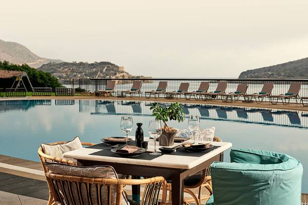 Terrasse des Domes of Elounda, Autograph Collection mit Blick auf den Pool und die Berge