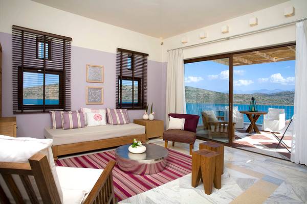 Wohnzimmer im Domes of Elounda, Autograph Collection mit Blick auf das Meer.