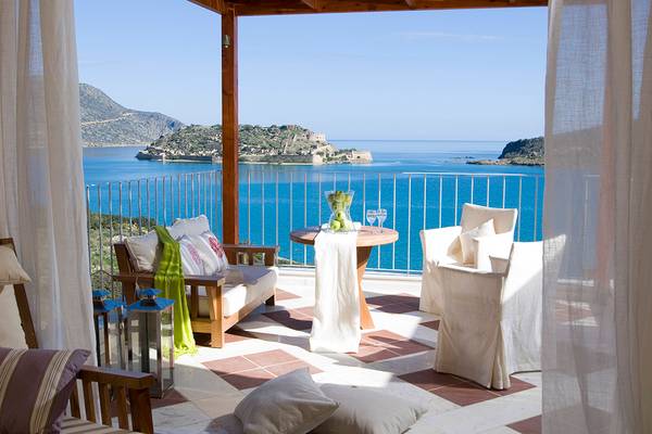 Terrasse mit Meerblick im Domes of Elounda, Autograph Collection