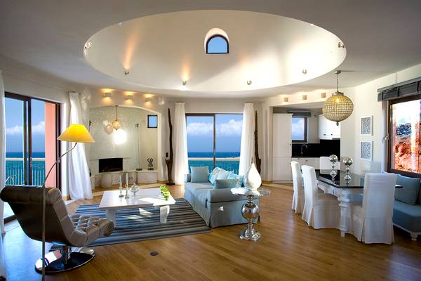 Innenbereich des Domes of Elounda, Autograph Collection mit offenem Blick auf das Meer.