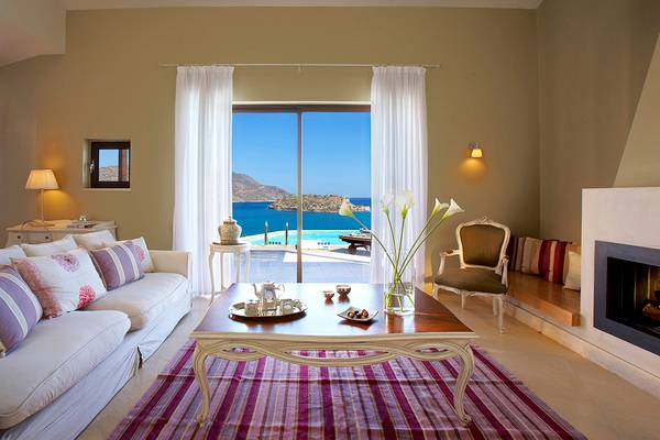 Wohnzimmer mit Meerblick im Domes of Elounda, Autograph Collection