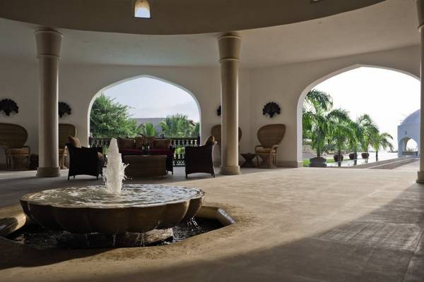 Loungebereich des Swahili Beach Resort mit einem Brunnen in der Mitte