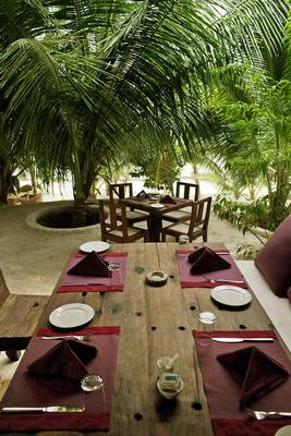 Außentisch im Swahili Beach Resort mit Tischdecken und Besteck.