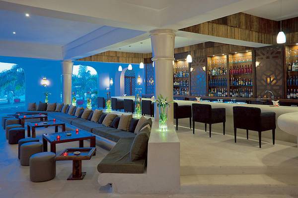 Innenansicht der Bar im Swahili Beach Resort mit blauer Beleuchtung und modernen Möbeln.