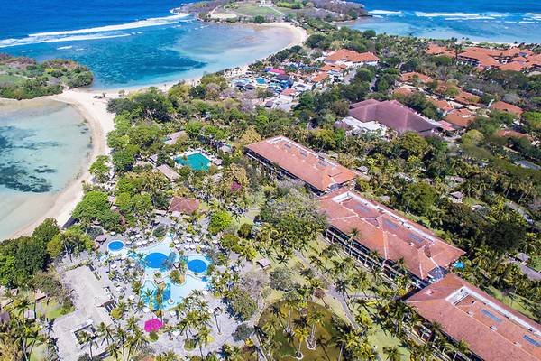 Luftaufnahme des Melia Bali Hotels mit Strand, Swimmingpools und Gebäuden