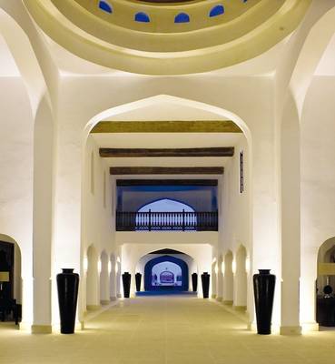 Aufnahme des hellen, offenen Lobbybereichs des Swahili Beach Resorts mit schwarzen Vasen und blauem Licht.