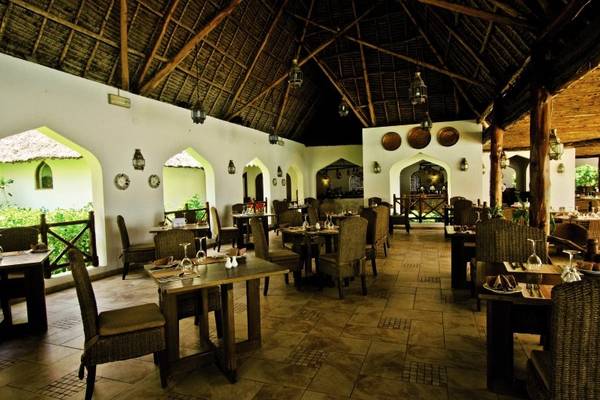 Innenansicht des Restaurants des Sultan Sands Island Resorts mit geometrischen Mustern und traditionellem Design.